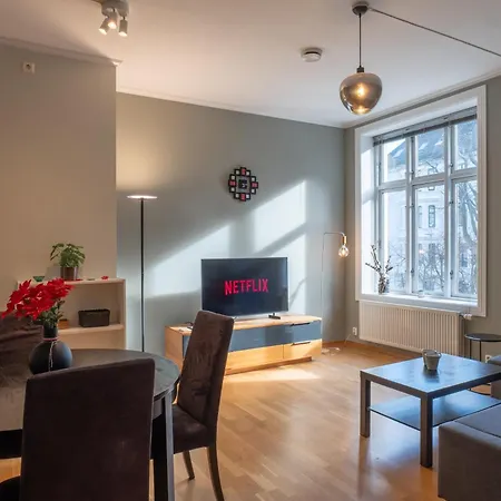 Roomsly - Prime Location And Modern Comfort