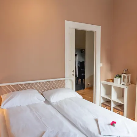 Roomsly - Prime Location And Modern Comfort *