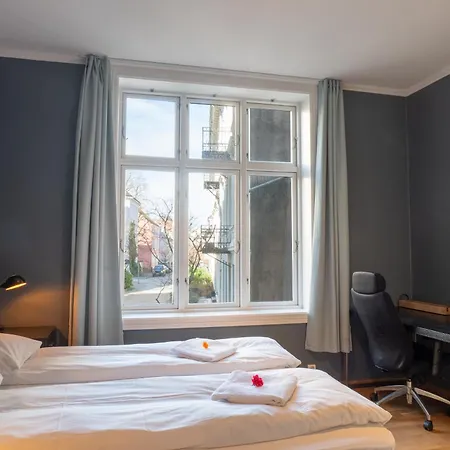 Roomsly - Prime Location And Modern Comfort Apartman *