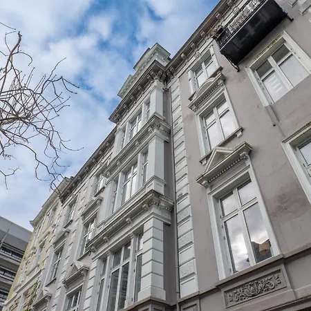 Roomsly - Prime Location And Modern Comfort דירה