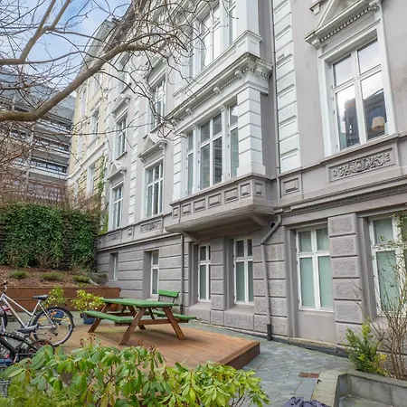 Roomsly - Prime Location And Modern Comfort Apartment