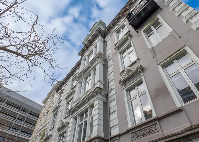 Roomsly - Prime Location And Modern Comfort Daire